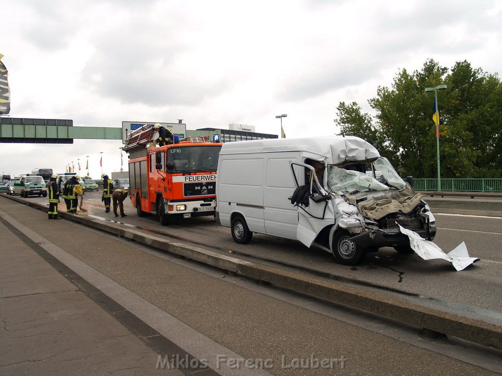 VU Transporter Lkw Zoobruecke Rich Koeln    P07.JPG